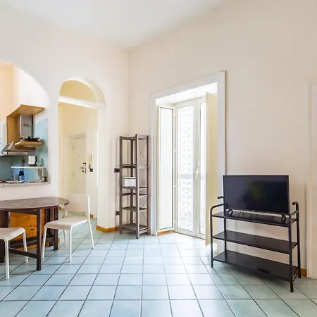 Chiaia Relax On Pedastrian Area *