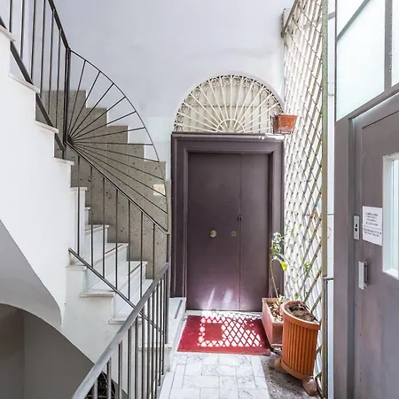 Chiaia Relax On Pedastrian Area